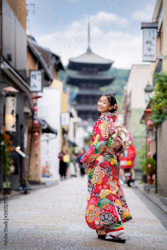 Εκτύπωση καμβά sian woman wearing japanese traditional kimono at Yasaka Pagoda
