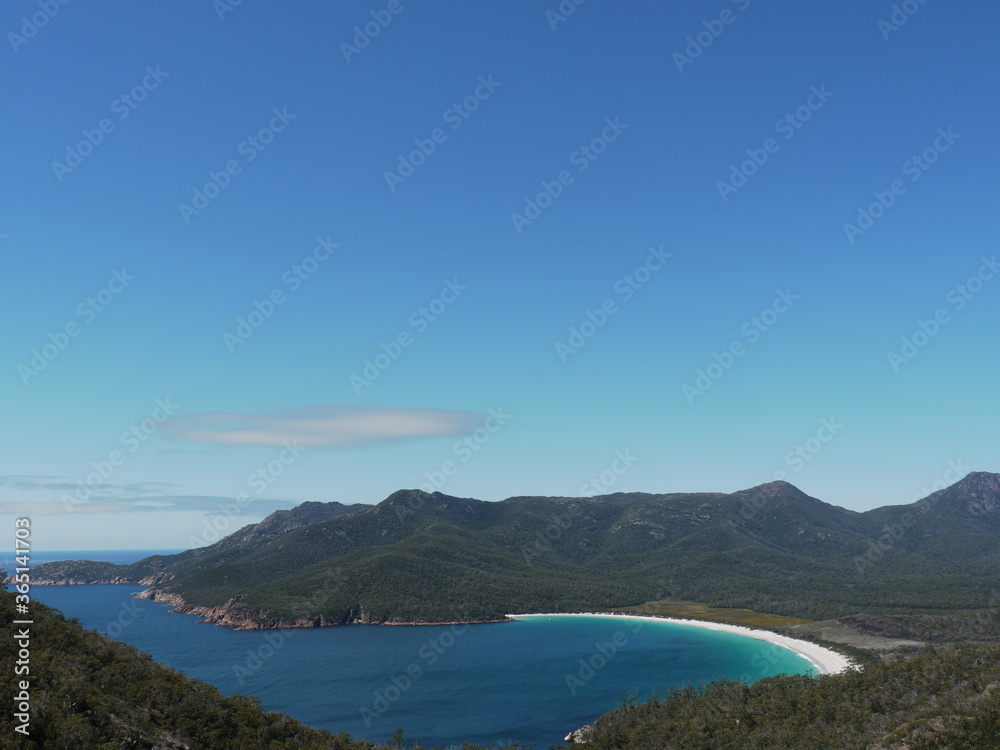 Fototapeta premium Blue ocean and white sand beach