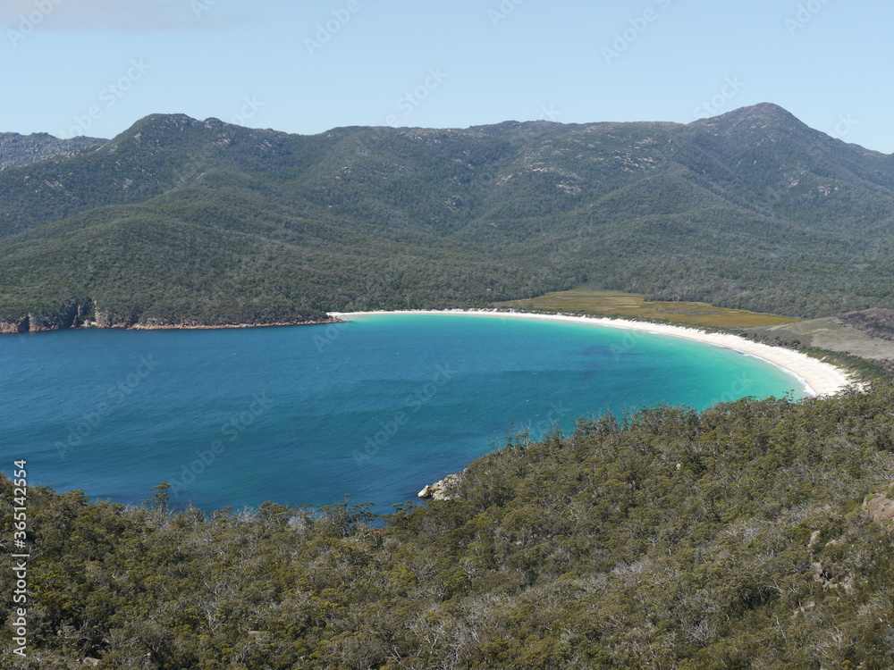 Obraz premium View of ocean and white sand beach