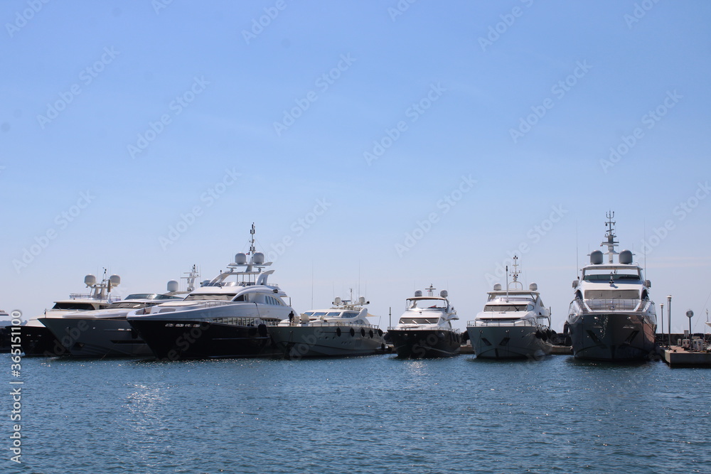 Yatch de luxe sur la mer méditerranée