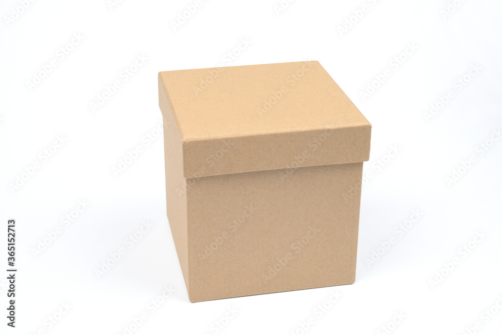 Caja de regalos en forma de cubo sobre fondo blanco Caja de regalos en forma de cubo sobre fondo blanco