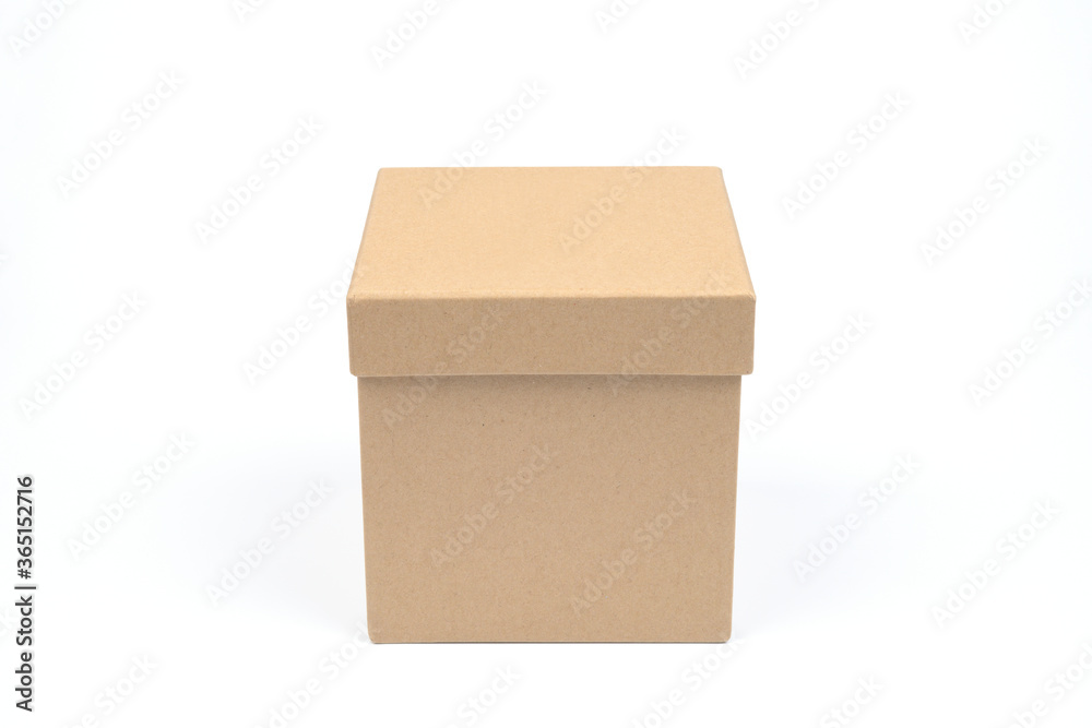 Caja de regalos en forma de cubo sobre fondo blanco Caja de regalos en forma de cubo sobre fondo blanco