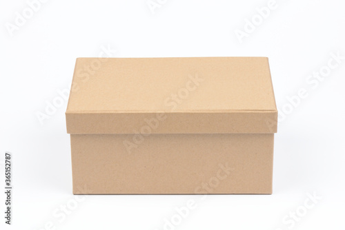 Caja de regalos rectangular sobre fondo blanco © imstock