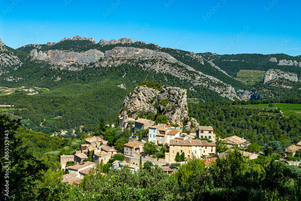 Le village de La Roque Alric sous les Dentelles de Montmirail, dans le département du vaucluse en Provence, en France