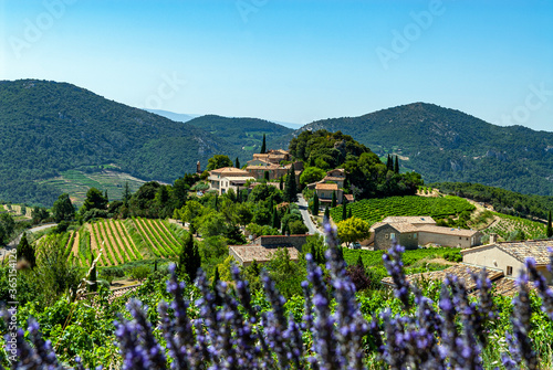Canvas Print Le village pittoresque de Suzette dans le Vaucluse en Provence entouré de vignes
