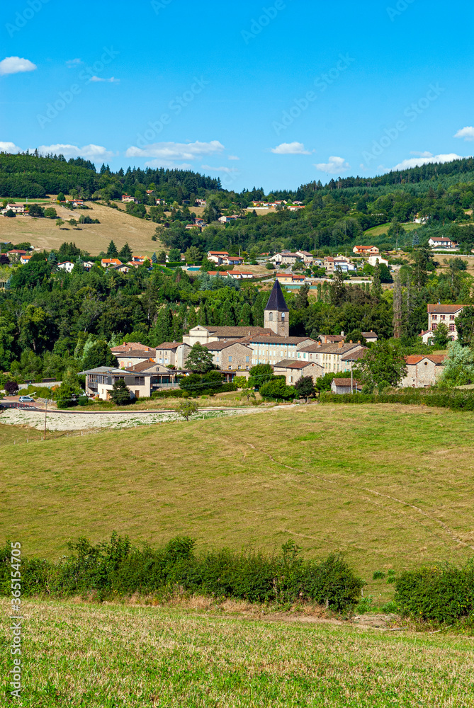 Le village de Ronno dans les montagnes de l'ouest du département du Rhône en France en été