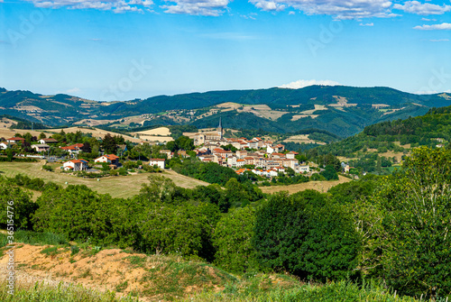 Le village de Saint-Just d'Avray dans les montagnes de l'ouest du département du Rhône en France