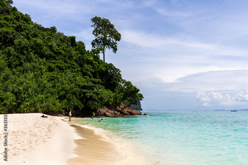 Fototapeta premium The stunning Bamboo Island close to Koh Phi Phi in Thailand 