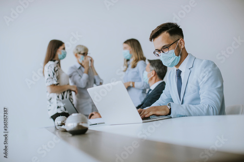 Young business man with med...