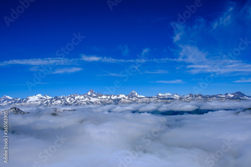Tappeto di nubi e vista sulle Alpi Bernesi e del Vallese dal Passo della Novena (Nüfenenpass), Svizzera
