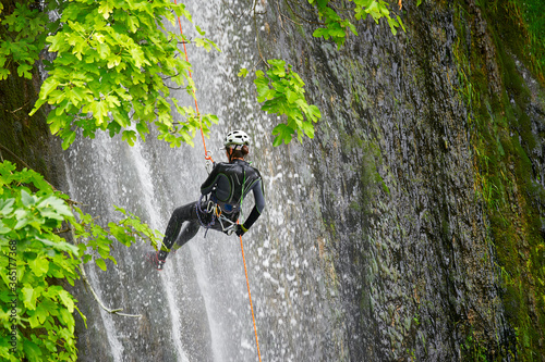 Descenso por cascadas de agua con cuerdas. Barranquismo photo