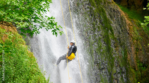 Descenso por cascadas de agua con cuerdas. Barranquismo photo