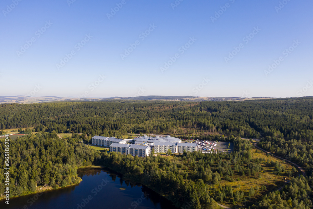 Obraz premium Rehaklinik im Wald am See