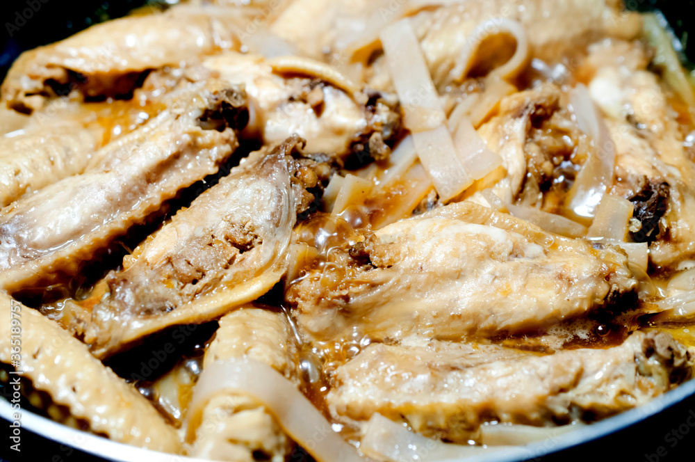 鶏手羽中とこんにゃくを煮込む 鶏手羽中とこんにゃくを煮込む