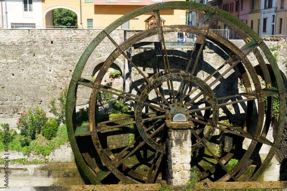 Groppello (Italy): big wooden wheel on Martesana canal