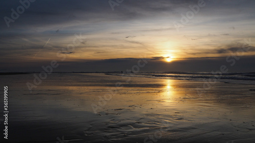 Coucher de soleil dans un ciel voilé, en plein hiver, sur la côte française