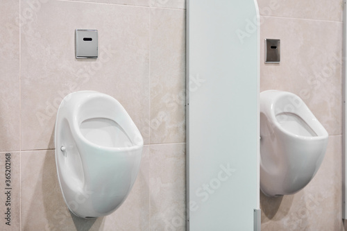 Fotografia Urinal in public men toilet