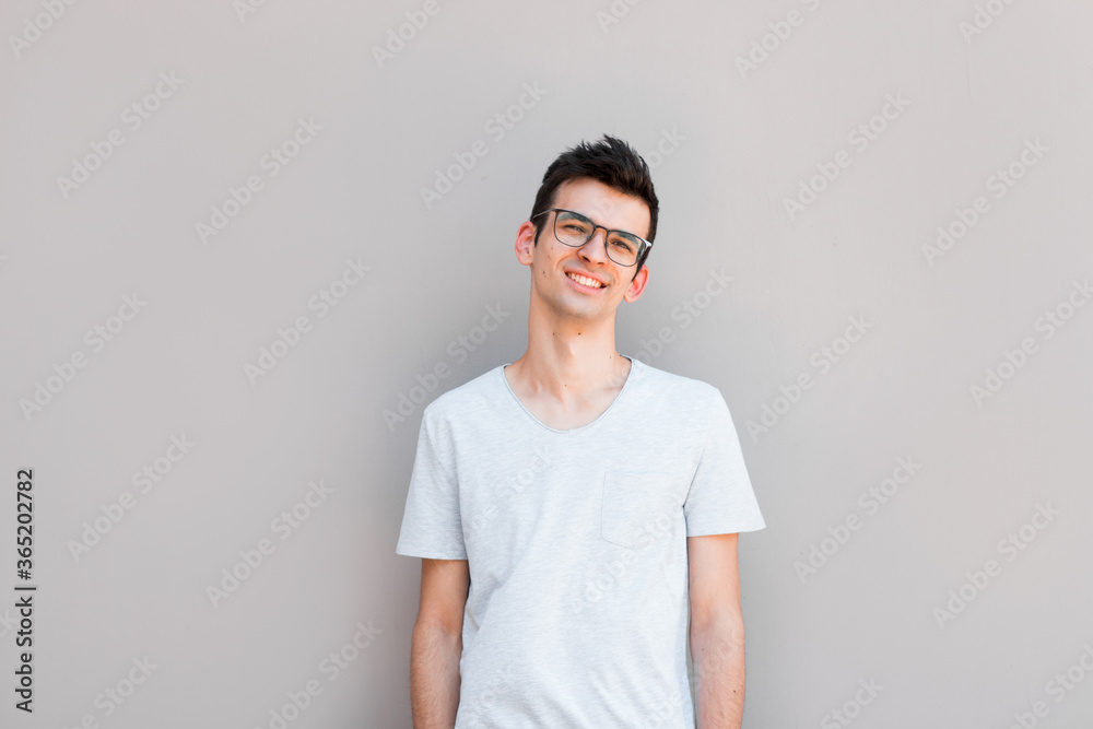 Obraz premium Good looking man in glasses, portrait