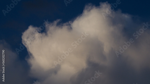 Cumulus en désintégration, associé à un temps de traîne, en hiver © Anthony