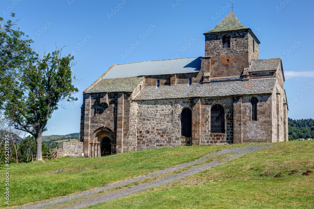 Fototapeta premium Vue sur l'église Saint-Pierre de Bredons - Albepierre-Bredons près de Murat dans le Cantal