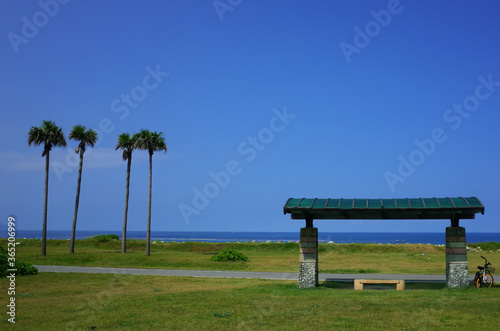 海が見えるベンチ © sanpo.jp