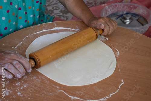 фотографія The woman who opened the dough became a motion blur.