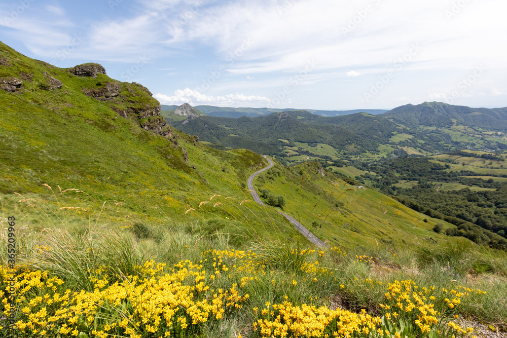 Vue sur les Monts du Cantal près du Puy-Mary - région Auvergne