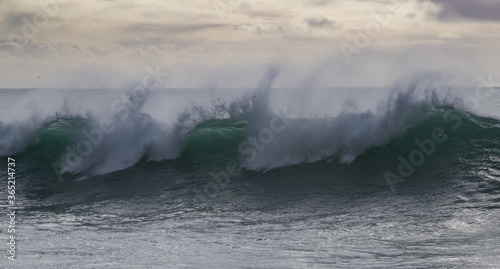 vague énorme déferlant sur la côte pendant la tempête © Tof - Photographie