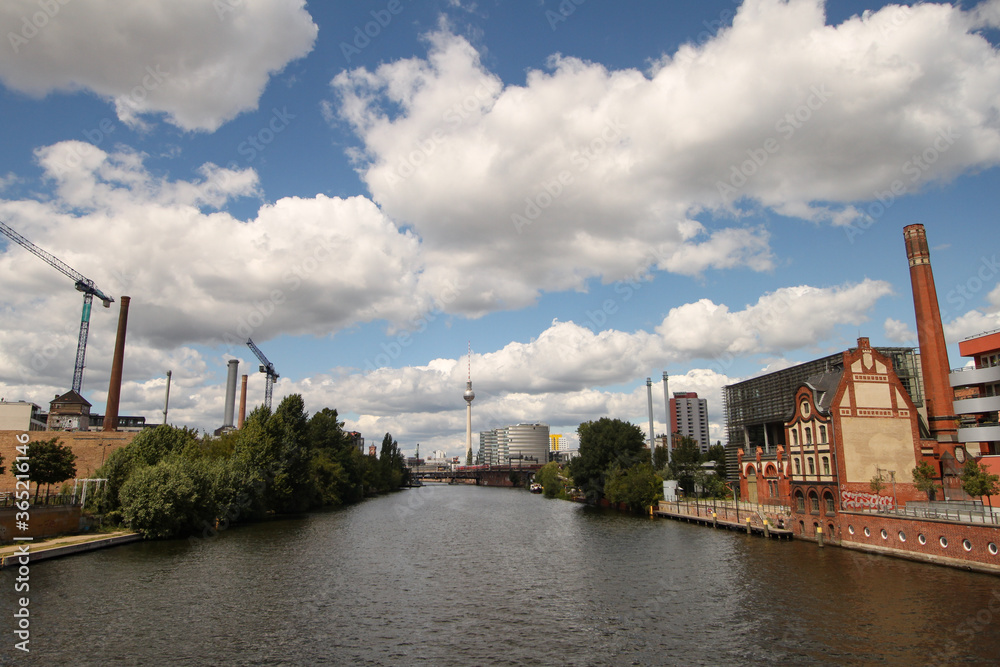 Fototapeta premium Berliner Spreepanorama; Blick von der Schillingbrücke in Richtung Innenstadt