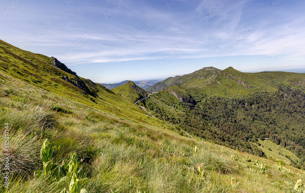Vue sur les Monts du Cantal près du Puy-Mary - région Auvergne