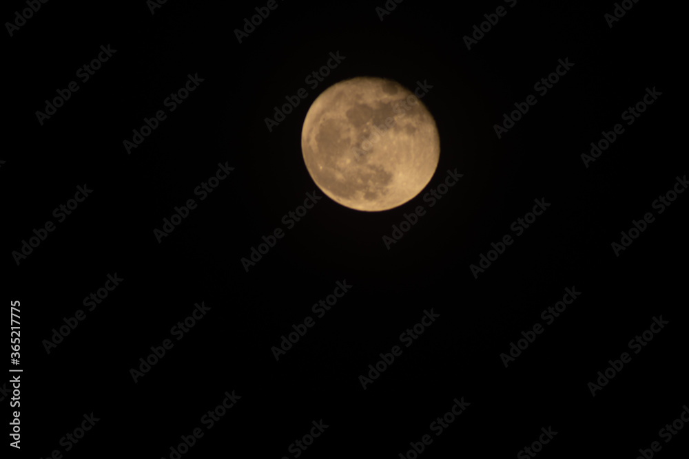 noche oscura con luna llena brillante y grande noche oscura con luna llena brillante y grande