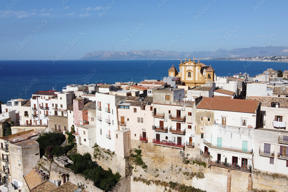 l'antico borgo di Castellammare del Golfo, con le vecchie case che si affacciano sul mare.