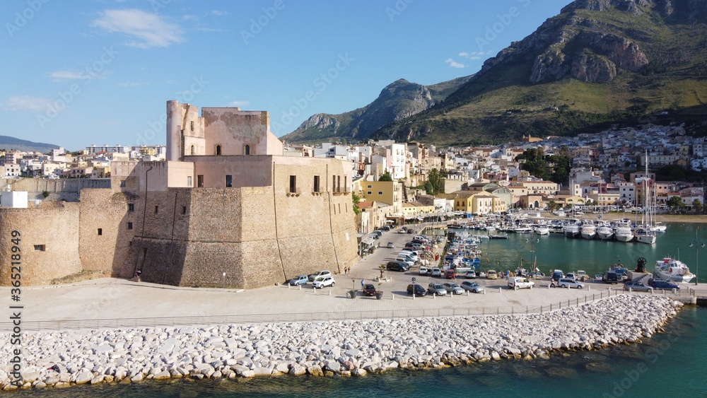 Castellammare del Golfo - Sicilia.  Veduta del castello con il porto retrostante. 