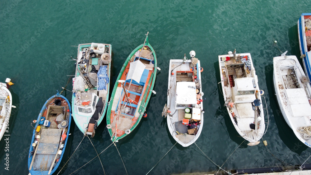 Sicilia. Veduta aerea di vecchie barche ormeggiate nel porto. 