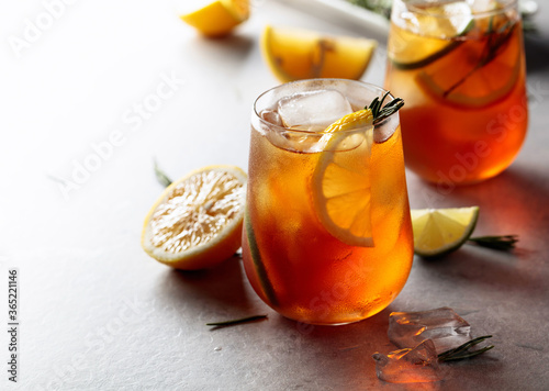 Fotografía Traditional iced tea with lemon, lime and ice garnished with rosemary twigs