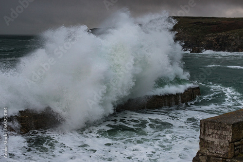 grosse vague se brisant sur la digue d'un port breton pendant la tempête