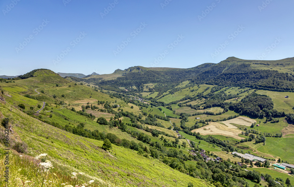 Vue sur les monts du Cantal près du Puy-Mary en Auvergne - France