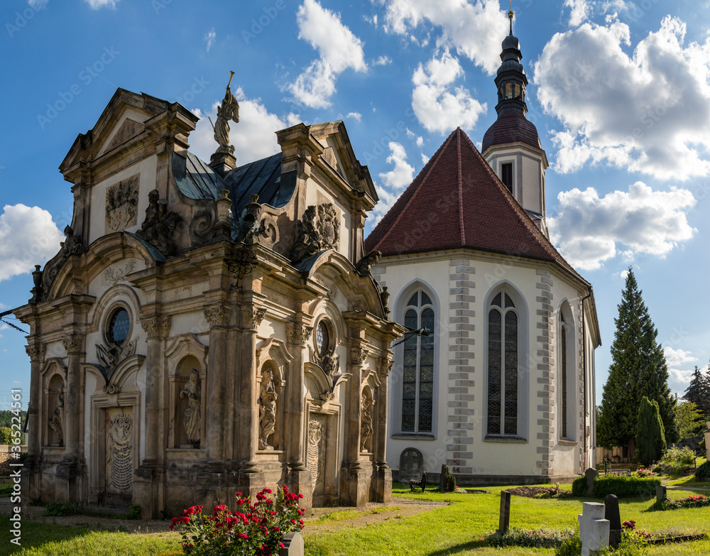 Kirche und Gruft in Hainewalde