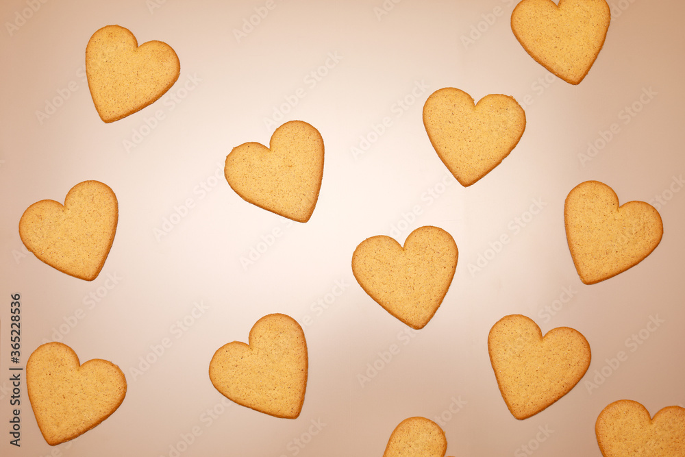 Obraz premium View from the top at brown ginger cookie in form like heart isolated on color background 