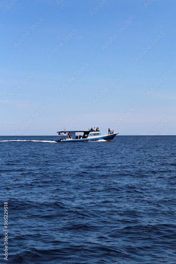 Obraz premium Through the ocean