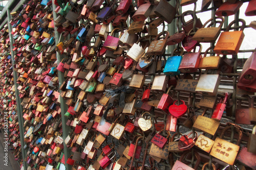 Liebesschlösser an einer Brücke. Love locks on a bridge. © Oliver Klas