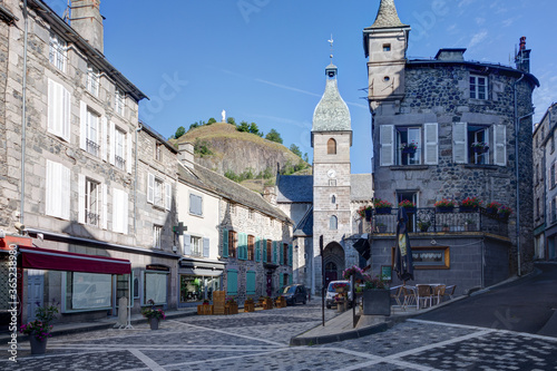 Vue sur l'église et le rocher de Bonnevie à Murat : cité de caractère dans le Cantal - Auvergne photo