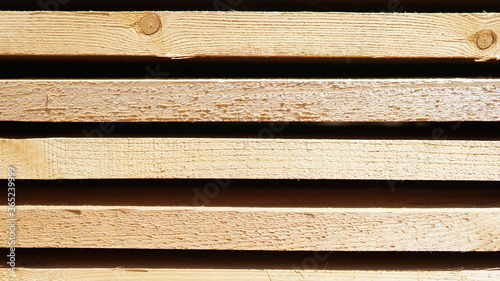 Φωτογραφία Stacked pine lumber, sawn boards as background