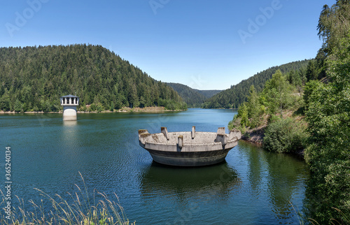 Überlauf und Turm in der Talsperre Kleine Kinzig bei Alpirsbach im Schwarzwald, Deutschland im Sommer