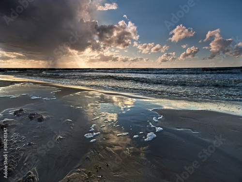 Fototapeta Naklejka Na Ścianę i Meble -  Polska - Pomorze Zachodnie - Morze Bałtyckie - promienie słońca nad morzem