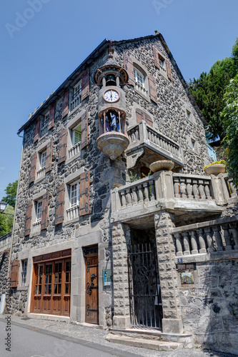 La maison Gaudron avec son jaquemart à Murat : cité de caractère dans le Cantal - Auvergne photo