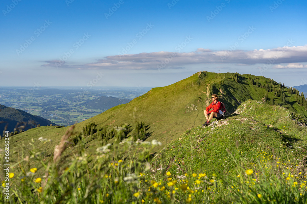 Φωτογραφία pretty senior woman resting during a hike in the early evening in warm dawn ligh