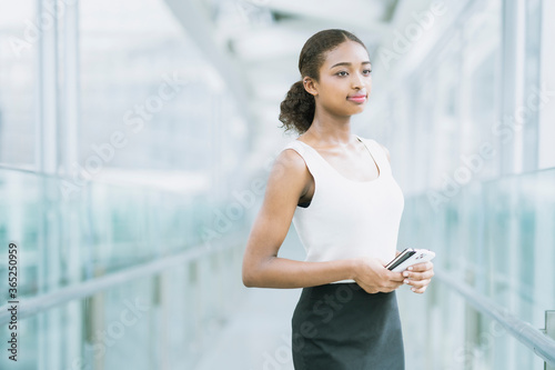 Free Download 若いビジネスウーマンのポートレート - GFXLoad