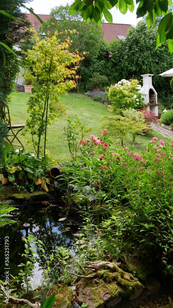 Teich mit Sitzplatz, Gartenkamin und Terrasse Stock Photo | Adobe Stock