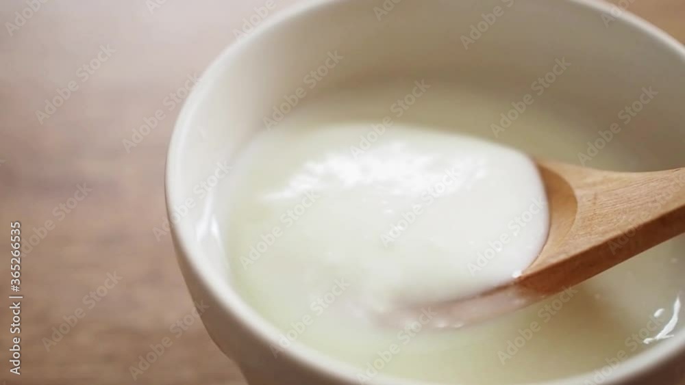 ヨーグルトをスプーンですくう ヨーグルトをスプーンですくう